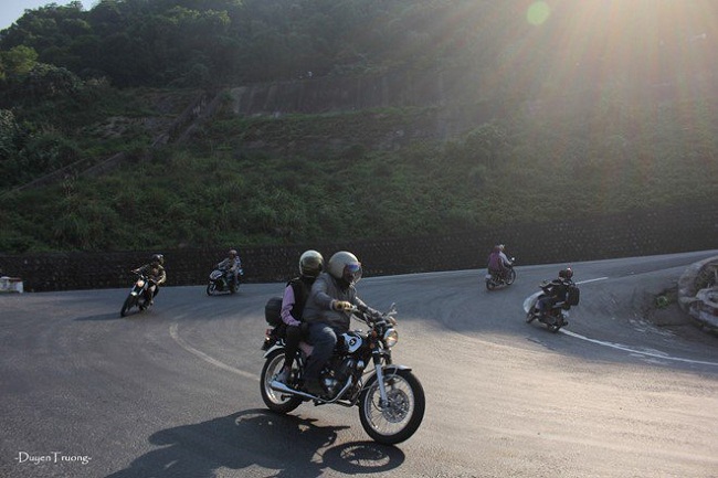 riding motorbike over hai van pass