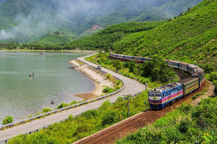 scenic train danang to hue